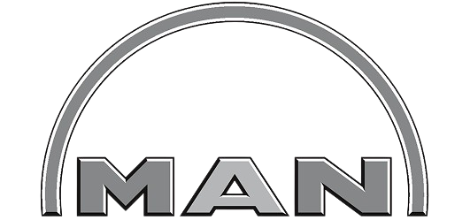 Logo MAN: srebrny, półokrągły łuk nad grubymi, metalicznymi literami „MAN”.
